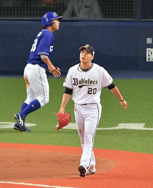 オリックス対中日　8回表中日2死二塁、大島の適時打で亀沢（左）の生還を許す近藤（撮影・上田博志）