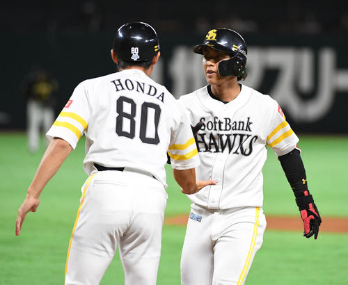ソフトバンク対阪神　9回裏ソフトバンク2死二塁、今宮は左前適時打を放ち本多コーチに迎えられる（撮影・今浪浩三）