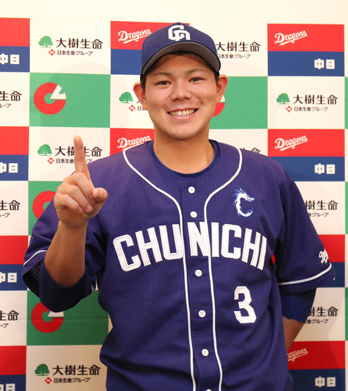 月間MVP初受賞に人差し指を立てて喜ぶ高橋周平（撮影・白石智彦）