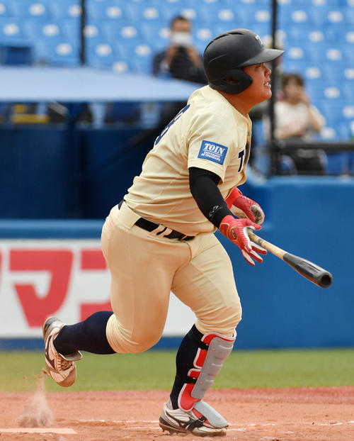 中京学院大対桐蔭横浜大　6回裏桐蔭横浜大2死、右中間へ本塁打を放つ渡部（撮影・横山健太）