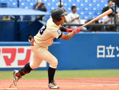 中京学院大対桐蔭横浜大　9回裏桐蔭横浜大1死二、三塁、サヨナラとなる中犠飛を放つ道上（撮影・横山健太）