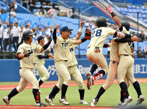 中京学院大対桐蔭横浜大　9回裏桐蔭横浜大1死二、三塁、道上の中犠飛で中京学院大に勝利し歓喜する桐蔭横浜大ナイン（撮影・横山健太）
