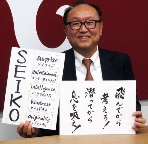 座右の銘を掲げる巨人今村代表取締役社長兼編成本部長（撮影・前田祐輔）