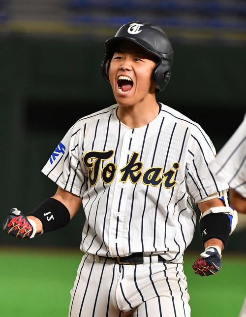 8回裏東海大1死満塁、逆転打の海野はガッツポーズ（撮影・柴田隆二）