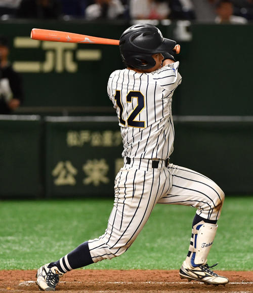 8回裏東海大1死満塁、海野は左前に決勝の2点適時打を放つ（撮影・柴田隆二）