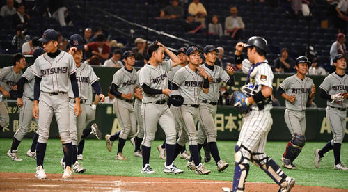 立命大対東海大　敗れた立命大ナインはあいさつに向かう（撮影・柴田隆二）