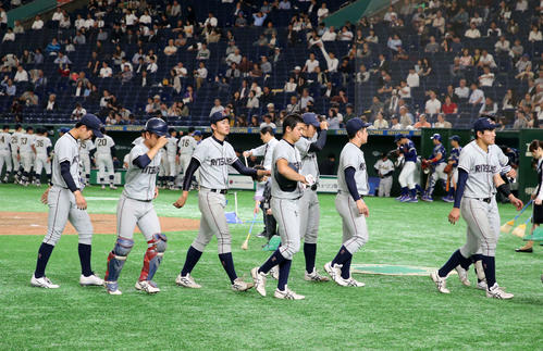 立命大対東海大　敗戦し引き揚げる立命大の選手たち（撮影・鈴木正人）