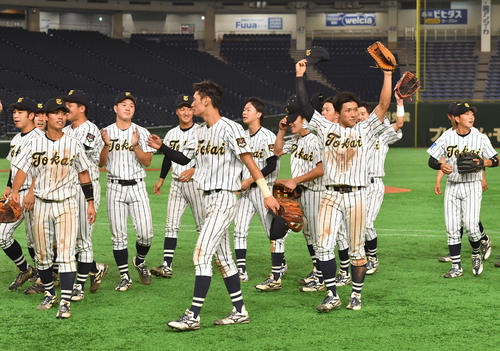 勝利した東海大ナインはスタンドの応援団に手を振る（撮影・柴田隆二）