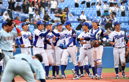 東農大北海道オホーツク対近大工学部　延長戦の末、近大工学部に勝利しタッチを交わす東農大北海道オホーツクナイン（撮影・横山健太）