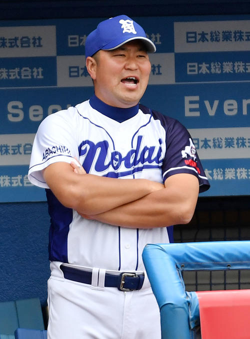 東農大北海道オホーツク対近大工学部　選手たちに声をかける東農大北海道オホーツク・三垣監督（撮影・横山健太）
