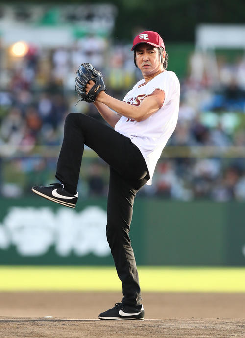 始球式を務めたオリジナル・ラブ田島貴男（撮影・足立雅史）