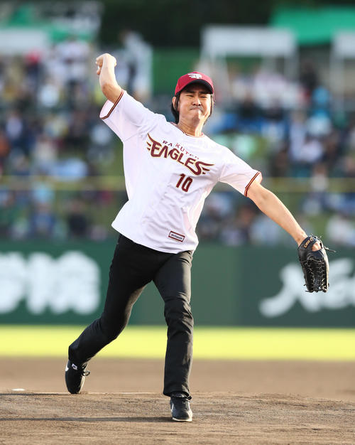始球式を務めたオリジナル・ラブ田島貴男（撮影・足立雅史）