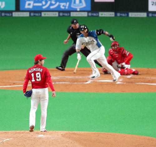 日本ハム対広島　1回裏日本ハム無死満塁、中田（右奥）に逆転となる適時二塁打を打たれる広島野村（撮影・佐藤翔太）