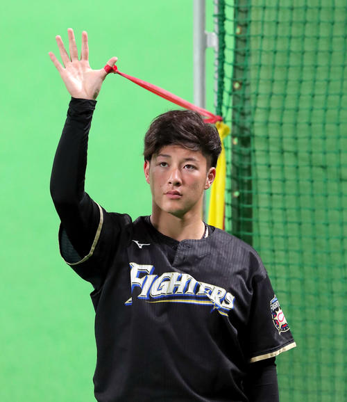 日本ハム対広島　ウオーミングアップをする日本ハム吉田輝（撮影・佐藤翔太）