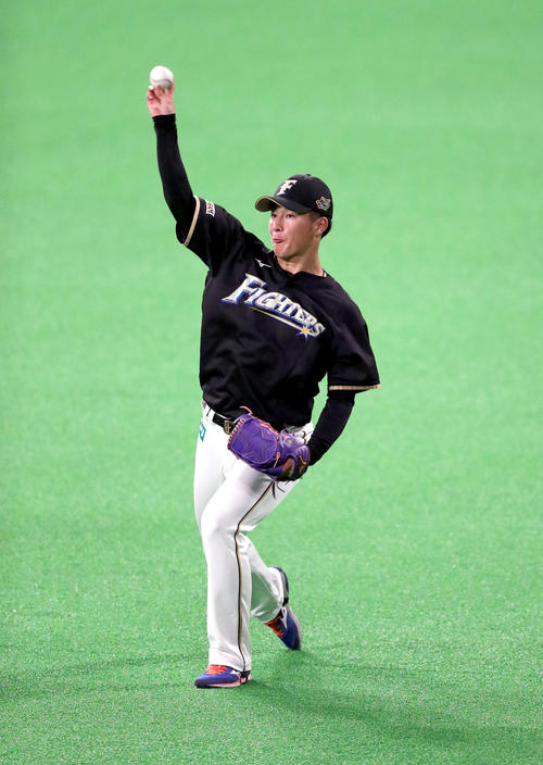日本ハム対広島　キャッチボールをする日本ハム吉田輝（撮影・佐藤翔太）