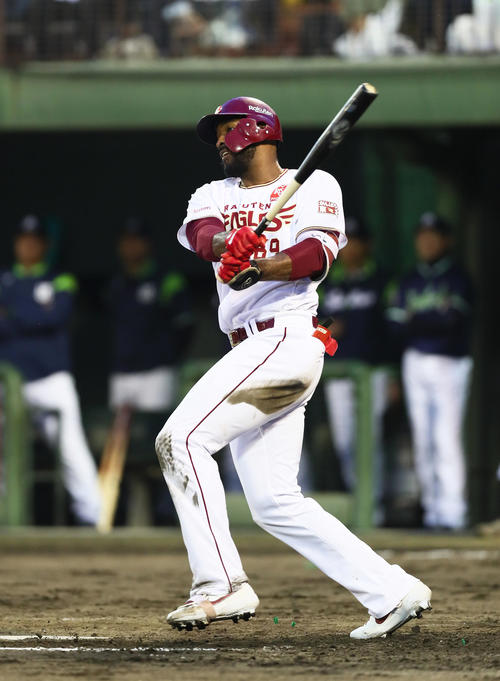 楽天対ヤクルト　3回裏楽天2死二、三塁、ブラッシュは左前2点適時打を放つ（撮影・足立雅史）