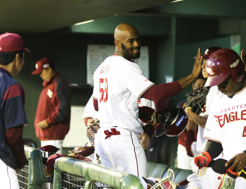 楽天対ヤクルト　3回裏楽天2死二、三塁、ブラッシュは左前2点適時打を放ちベンチの出迎えに笑顔を見せる（撮影・足立雅史）