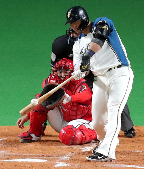 日本ハム対広島　1回裏日本ハム無死満塁、中田は逆転となる2点適時二塁打を放つ（撮影・佐藤翔太）