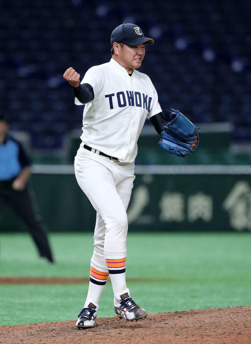 東北福祉大対創価大　試合に勝利しガッツポーズする東北福祉大・津森（撮影・鈴木正人）