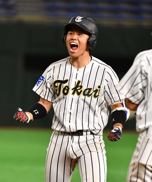 立命大対東海大　8回裏東海大1死満塁、海野は左前に決勝の2点適時打を放つちガッツポーズする（撮影・柴田隆二）