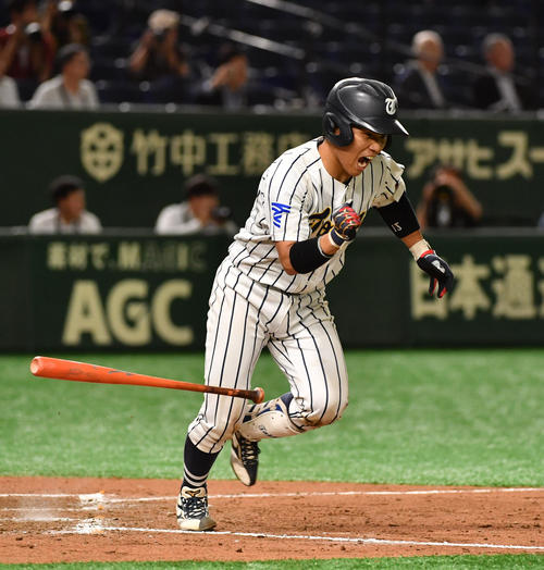 立命大対東海大　8回裏東海大1死満塁、海野は左前に決勝の2点適時打を放つちガッツポーズする（撮影・柴田隆二）
