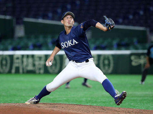 東北福祉大対創価大　先発し力投する創価大・望月（撮影・鈴木正人）
