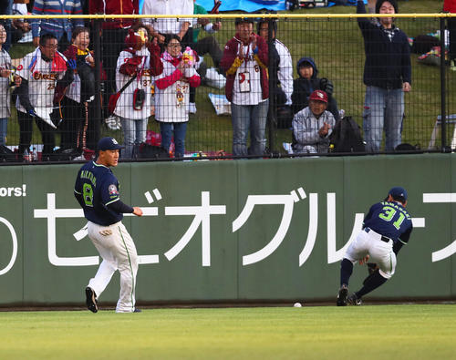 楽天対ヤクルト　2回裏楽天無死、ブラッシュの打球を見失う左翼手中山（左）。記録は二塁打（撮影・足立雅史）