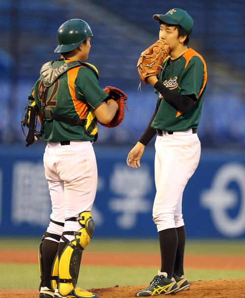 高知工科大対大体大　延長タイブレーク10回裏2死満塁、門田捕手（左）と話す尾崎（撮影・大野祥一）
