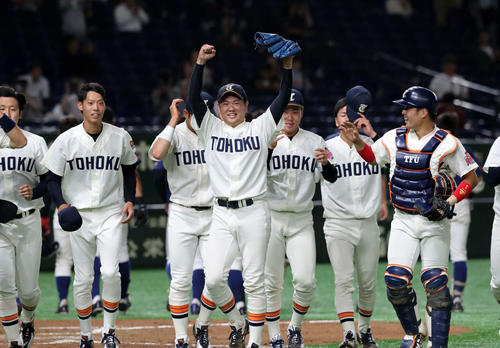 東北福祉大対創価大　試合に勝利しガッツポーズする東北福祉大・津森（中央）（撮影・鈴木正人）