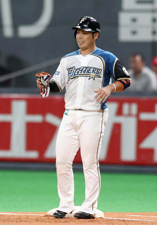 1回裏日本ハム無死一、二塁、四球で40試合連続出塁を達成した近藤健介（撮影・黒川智章）
