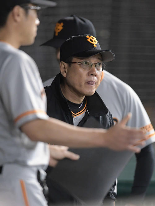 交流戦　西武対巨人　6回表巨人2死二塁、坂本勇が三振に倒れ、ベンチで舌を出す原監督（撮影・加藤諒）