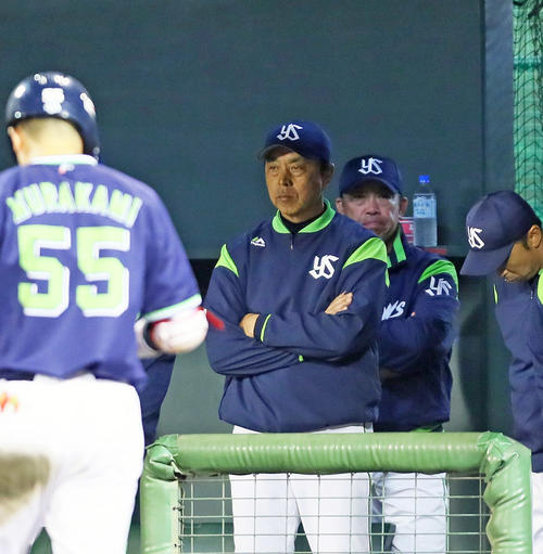 9回表ヤクルト無死、見逃し三振に倒れた村上（手前）を厳しい表情で見つめる小川監督（左）（撮影・足立雅史）