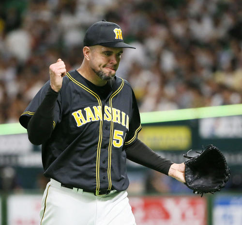 ソフトバンク対阪神　4回、福田に本塁打を浴びたメッセンジャーは悔しそうな表情でベンチに戻る（撮影・栗木一考）