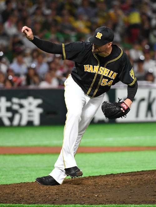 8回裏ソフトバンク2死、内川を中飛に打ち取ったメッセンジャー（撮影・今浪浩三）