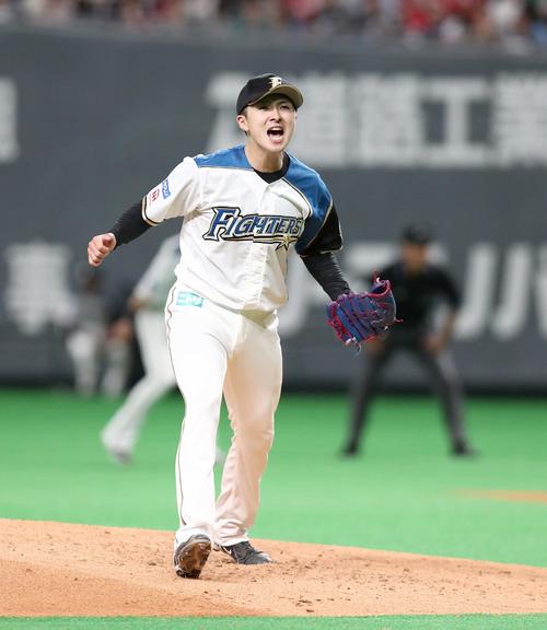 日本ハム対広島　6回表広島2死一、二塁、会沢を三振にとり叫ぶ上沢（撮影・黒川智章）