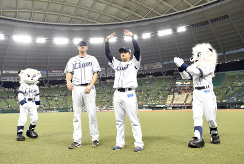 西武対巨人　巨人に勝利しファンの声援に応える西武の先発佐野（右）と勝ち投手のマーティン（撮影・たえ見朱実）