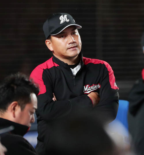 ロッテ対DeNA　5回、満塁の好機も主軸が凡退し渋い表情のロッテ井口監督（撮影・丹羽敏通）