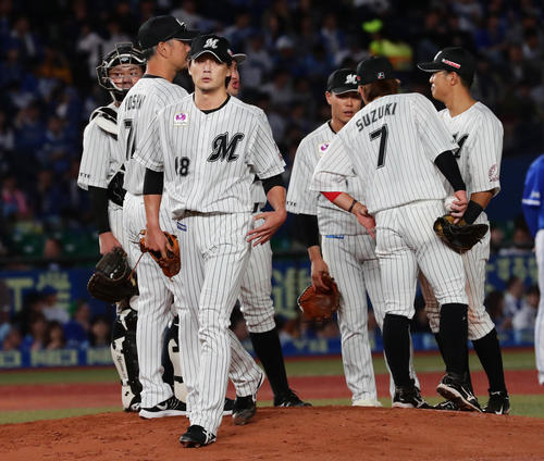 ロッテ対DeNA　5回表DeNA2死一、二塁、乙坂に適時打を浴びて、この回4点を失って降板するロッテ先発の涌井（撮影・丹羽敏通）