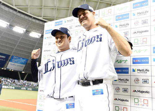 西武対巨人　巨人に勝利し笑顔を見せる西武の先発佐野泰雄（左）と勝ち投手のマーティン（撮影・たえ見朱実）