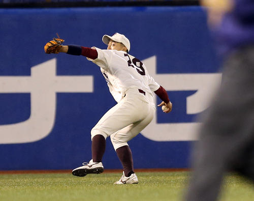 福岡大対星槎道都大　延長タイブレーク11回裏1死二、三塁、本塁で走者を刺す広瀬（撮影・大野祥一）