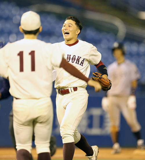 福岡大対星槎道都大　延長タイブレーク11回裏星槎道都大1死二、三塁、好返球した広瀬（中央）は笑顔で仲間から祝福を受ける（撮影・大野祥一）