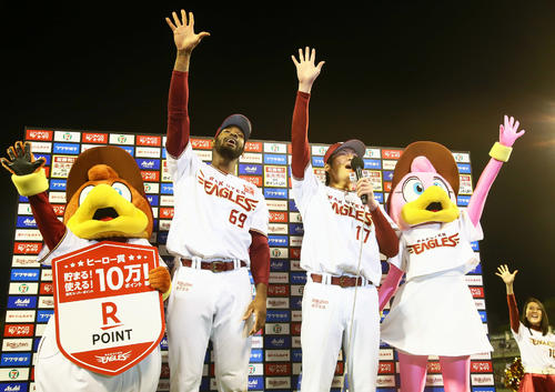 お立ち台で楽天恒例の「バーン」を決める塩見（右）とブラッシュ（撮影・足立雅史）