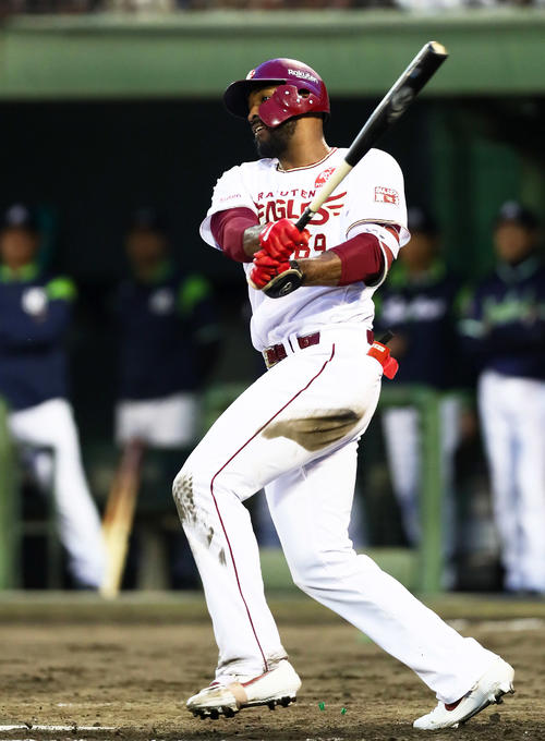 3回裏楽天2死二、三塁、ブラッシュは左前2点適時打を放つ（撮影・足立雅史）