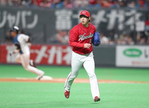 日本ハム対広島　1回裏日本ハム無死二、三塁、王柏融（左）に中前2点適時打を浴びベースカバーに走る野村（撮影・黒川智章）
