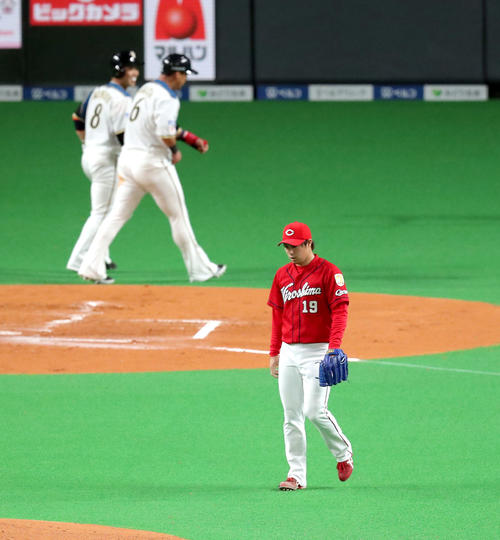 日本ハム対広島　1回裏日本ハム無死二、三塁、王柏融に2点適時二塁打を打たれる広島野村。左奥は生還した中田（撮影・佐藤翔太）