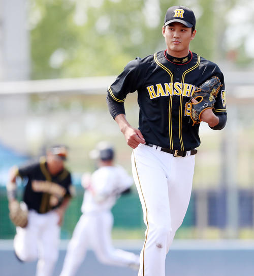 ウエスタンリーグ　5回裏オリックス2死、藤浪は武田を左飛に打ち取りベンチへ向かう（撮影・加藤哉）