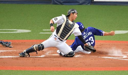 オリックス対中日　8回表中日2死二塁、大島の右前勝ち越し適時打で生還する亀沢（撮影・上田博志）