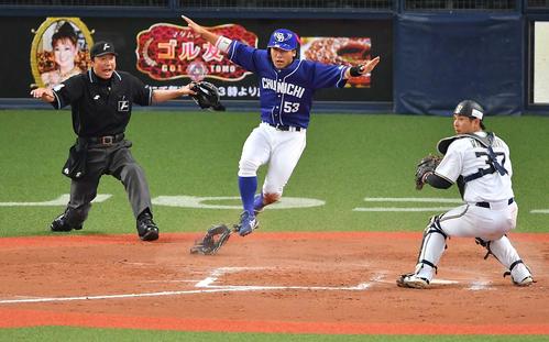 オリックス対中日　8回表中日2死二塁、大島の右前適時打で生還しセーフのポーズを決める亀沢（撮影・上田博志）