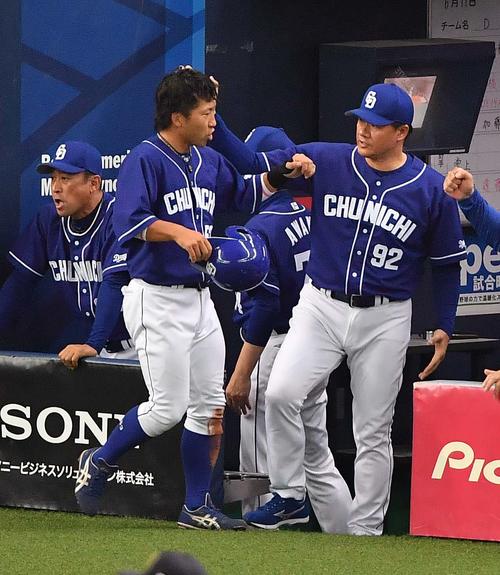 オリックス対中日　8回表中日2死二塁、大島の右前勝ち越し適時打で生還した亀沢をベンチで出迎える与田監督（撮影・上田博志）