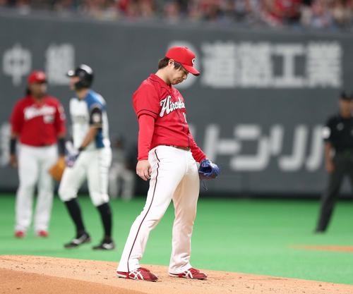 日本ハム対広島　1回裏日本ハム無死一、二塁、近藤に四球を与え肩を落とす野村（撮影・黒川智章）